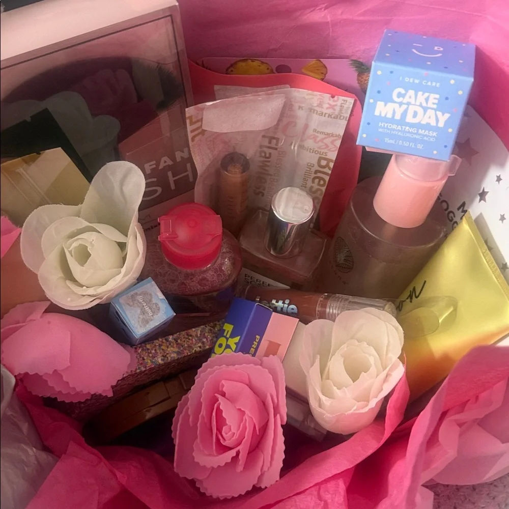 Makeup Gift Set with Pink and White Accents. Over 200$ in ultra products